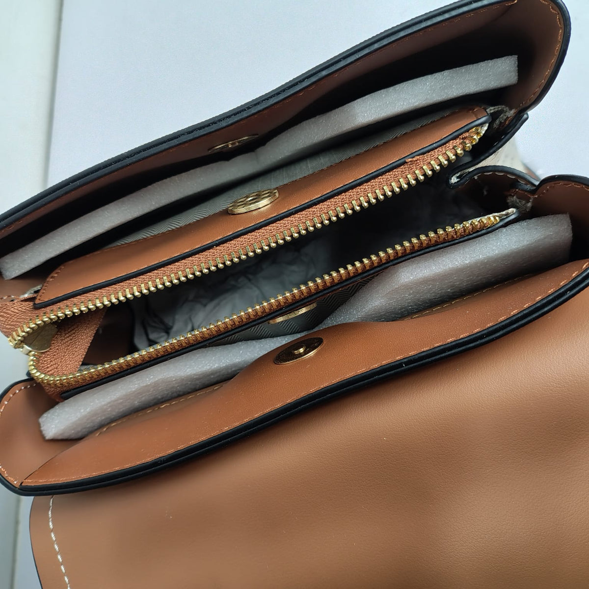 KUEFEIPJU Vintage Style Flap Leather Women's Backpack