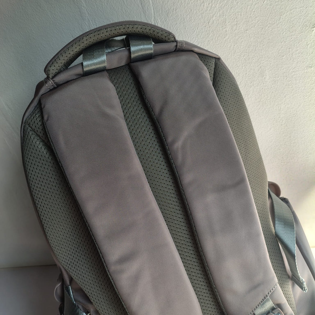 LATIN SHEEP Modern Multi-Layered Backpack (Grey)